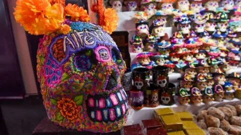 Feria del Alfeñique preserva la tradición del Día de Muertos en Toluca