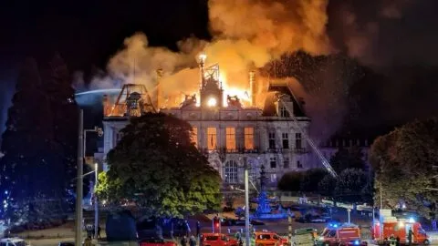 Incendio destruye Ayuntamiento de Limoges, en Francia, y derrumba torre del siglo XVII