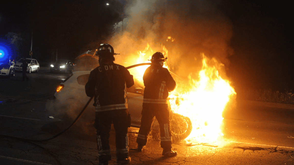 Bomberos CDMX atienden incendio de camioneta sobre Avenida Río San Joaquín
