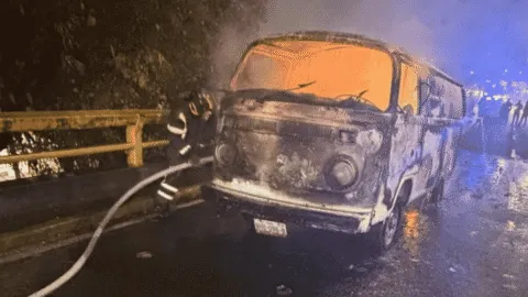 Bomberos CDMX atienden incendio de camioneta sobre Avenida Río San Joaquín