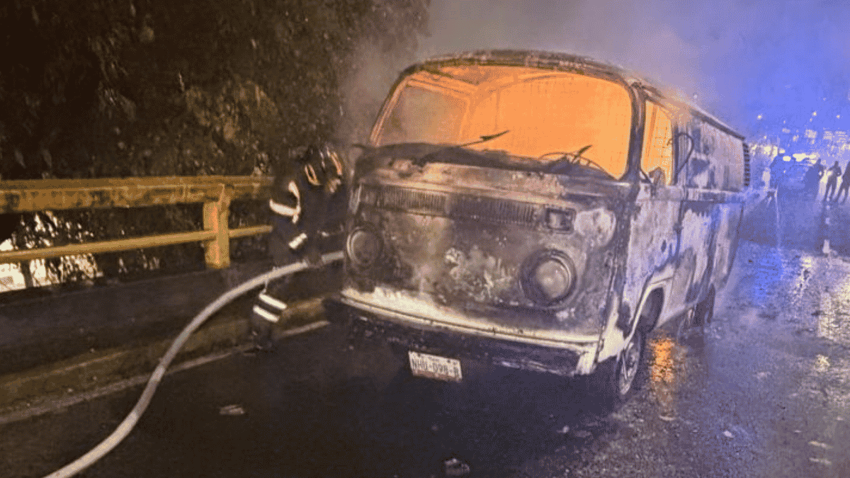 Bomberos CDMX atienden incendio de camioneta sobre Avenida Río San Joaquín