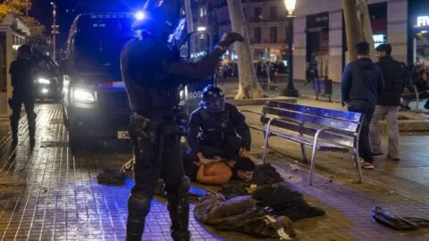 Detienen a 128 personas en Barcelona tras disturbios y saqueos