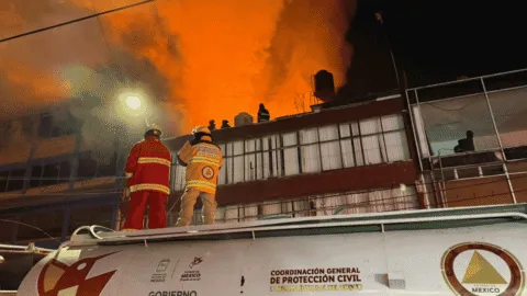 Se incendia tienda de motos en Toluca y provoca intenso despliegue de bomberos