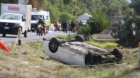 Impactante volcadura en la GAM, auto vuela y conductor sobrevive; aquí video del C5