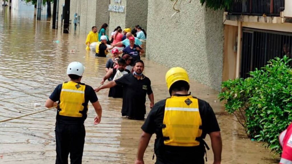 Evacuación de clínica del Seguro Social.