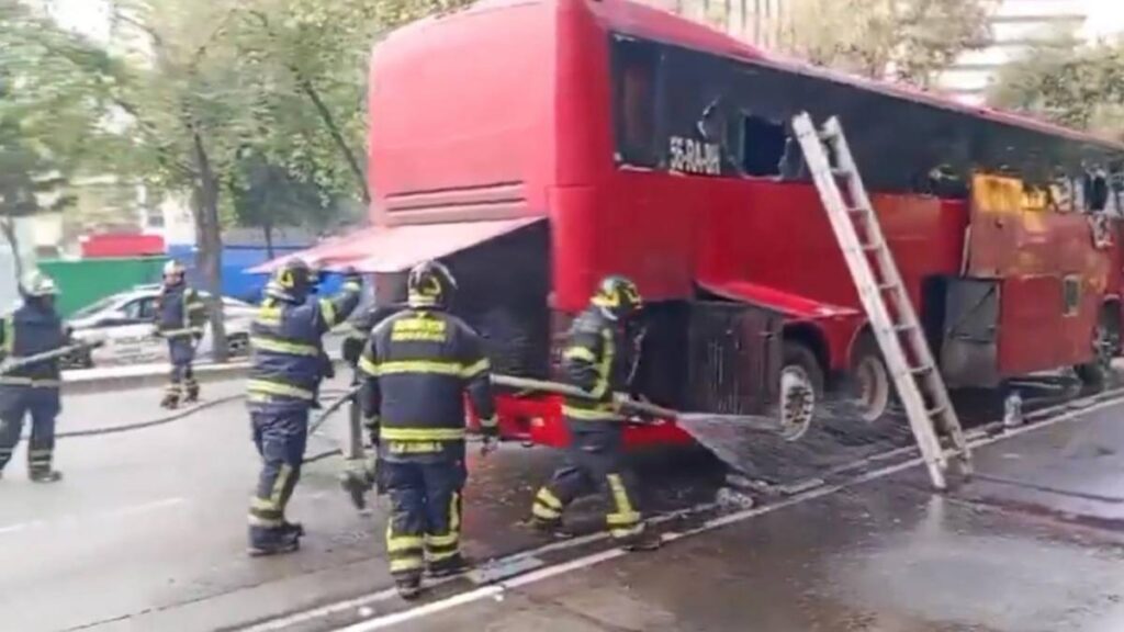 Bomberos de la CDMX controlaron el fuego registrado en el sanitario de un autobús turístico.