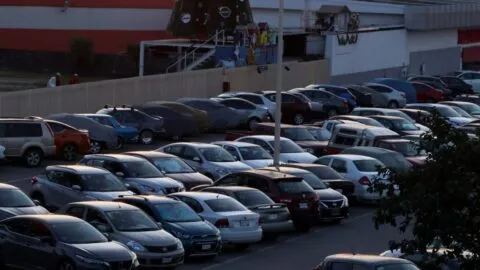 México vende más autos, pero produce menos: fabricación cae 2.42% y exportaciones bajan 1.50%