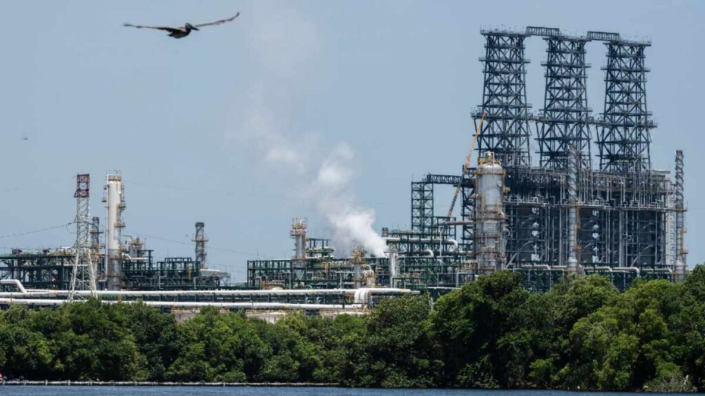 Industria manufacturera produce más en agosto, pero baja el personal y las remuneraciones