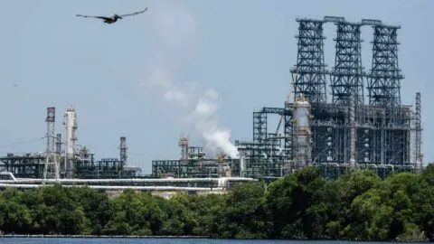 Industria en México produce más en agosto, pero baja el personal ocupado y remuneraciones