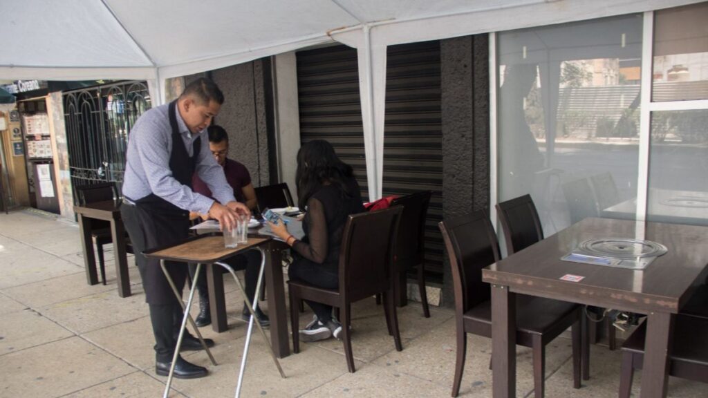 Restaurantes y hoteles en retroceso, medios de comunicación en avance