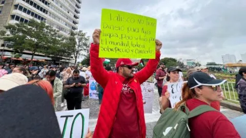 Marcha por el agua en Guadalajara termina en enfrentamientos y detenciones frente a Casa Jalisco