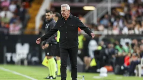 Javier Aguirre explota ante reclamo de aficionado del Valencia: “¡No hay delanteros!”