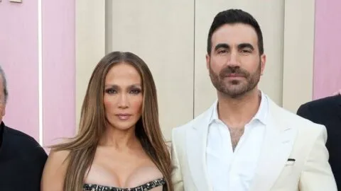 ¿Del set a la vida real? Jennifer Lopez y Brett Goldstein desatan rumores de romance