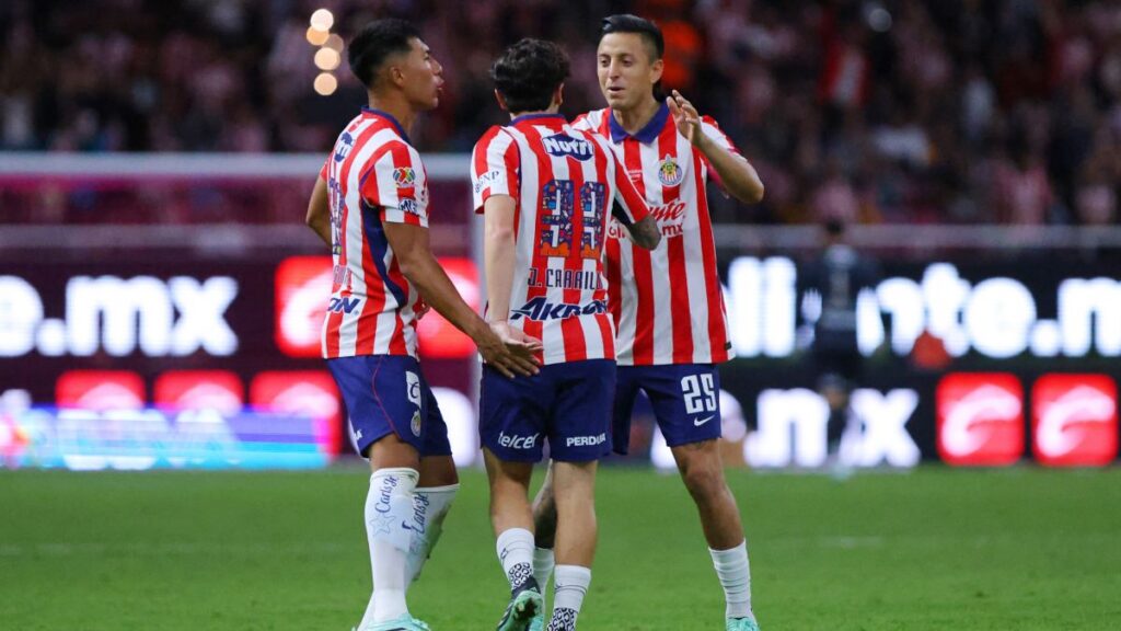Chivas rescata el empate con gol de Jordan Carrillo