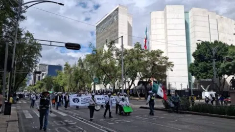 Jubilados de CFE y Pemex marchan en Reforma: rutas alternas