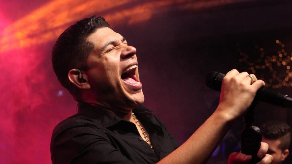 Kbeto Zuleta, cantante y compositor de música vallenata, sufre amputación de una pierna tras accidente de autobús en Colombia