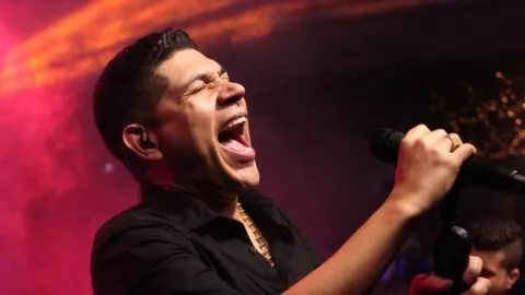 Kbeto Zuleta, cantante y compositor de música vallenata, sufre amputación de una pierna tras accidente de autobús en Colombia
