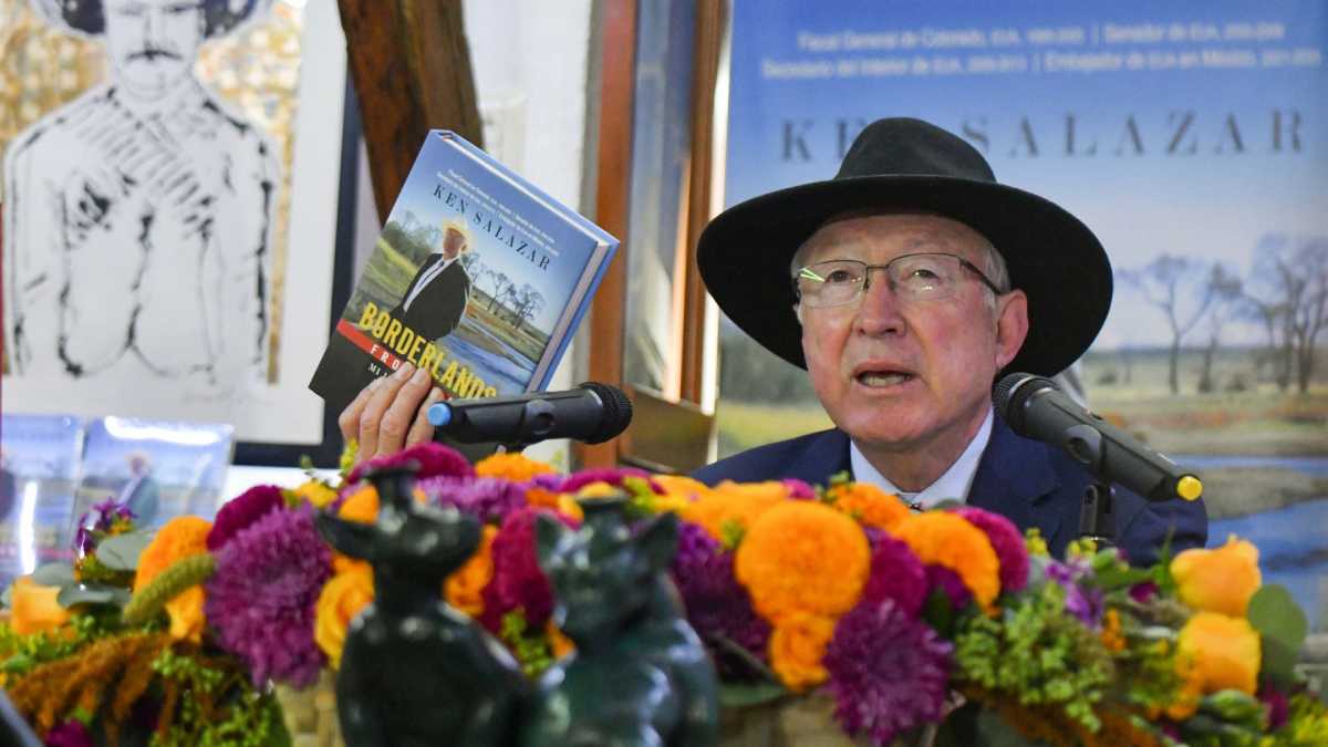 Ken Salazar reaparece en CDMX, presenta sus memorias y da por cerrado el tema del “Mayo” Zambada