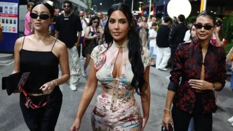 Kim Kardashian deslumbra en GP de Singapur, acude para apoyar a su novio Lewis Hamilton