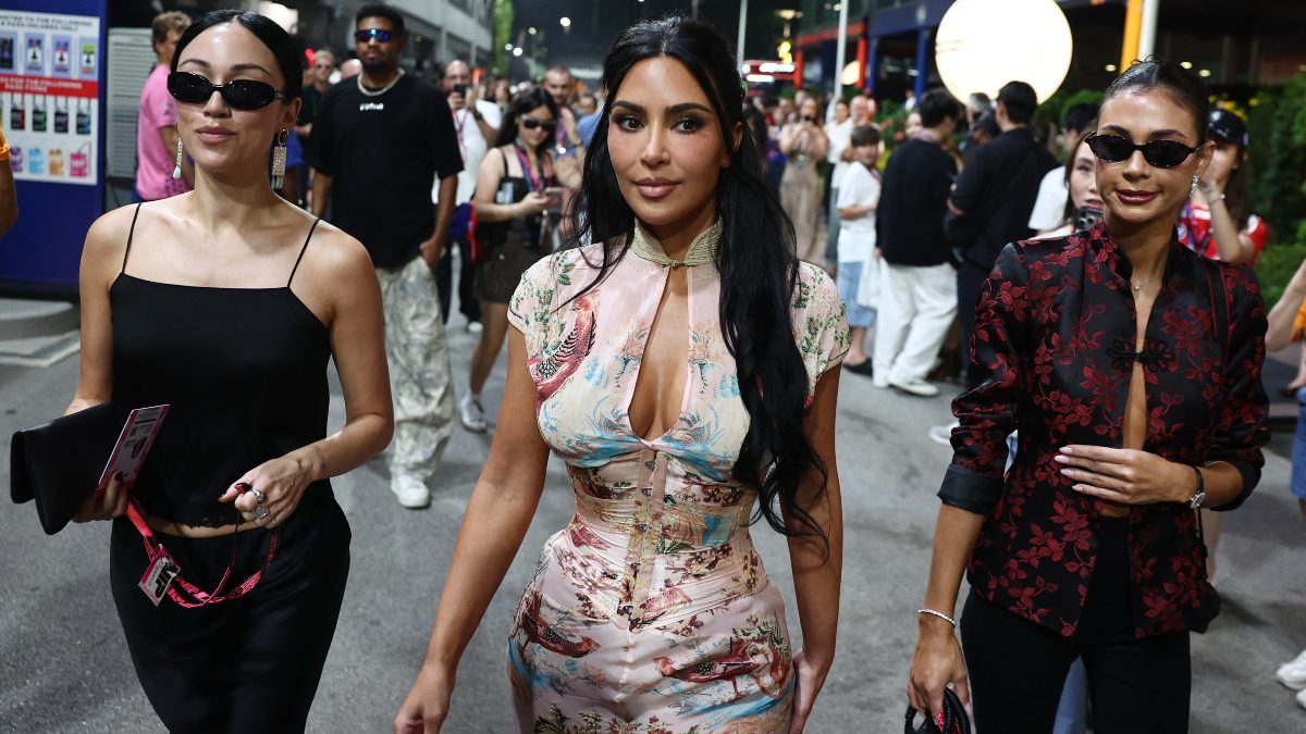 Kim Kardashian deslumbra en GP de Singapur, acude para apoyar a su novio Lewis Hamilton