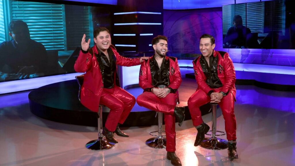 Integrantes de La Arrolladora Banda El Limón