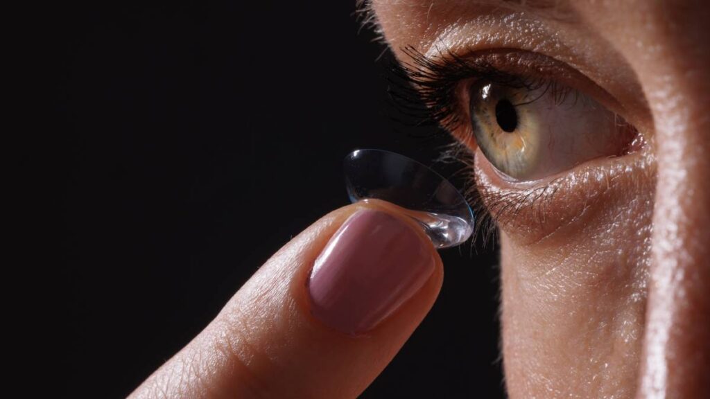 Los lentes contienen almohadillas con un medicamento para el glaucoma