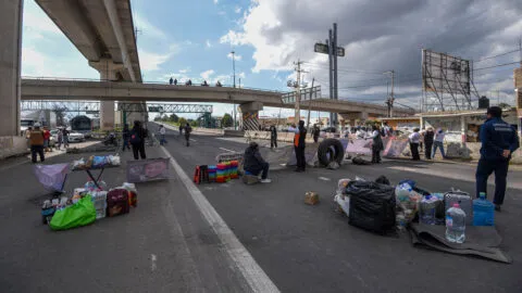 Madres buscadoras mantienen bloqueo en la México-Toluca por más de 30 horas