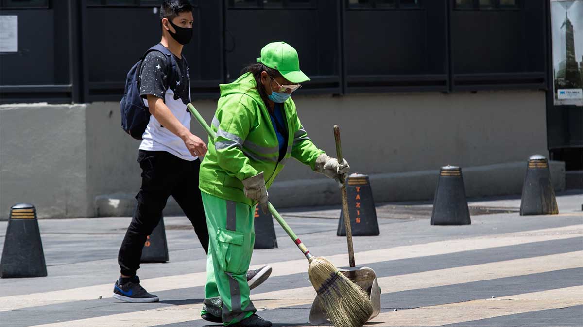 Trabajadores de limpia de CDMX fabrican sus recogedores con garrafones y pagan 200 pesos si pierden escobas