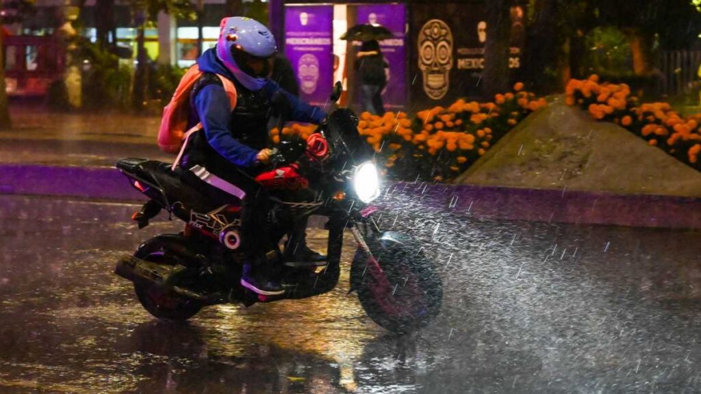 Lluvia sorprende a la Ciudad de México