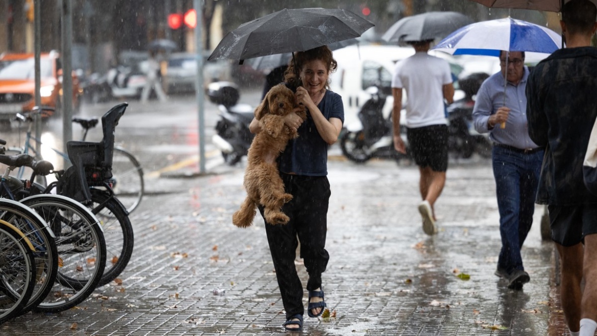 Lluvias torrenciales en España provocan inundaciones, al menos dos muertos y cancelan vuelos