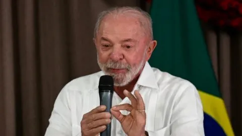 Lula, el presidente sin celular, recurre a las redes sociales ante desventaja en las presidenciales de Brasil