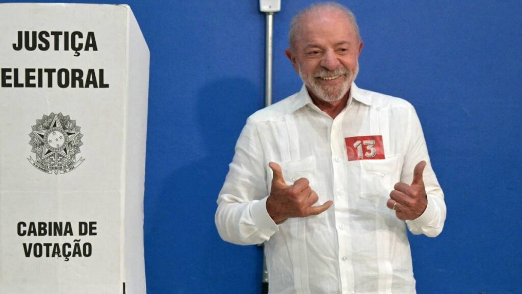 Lula criticó a la derecha tras votar y lanzó un mensaje sobre la bandera nacional.
