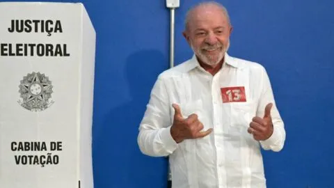 Lula acusa a la derecha de querer gobernar con la bandera de EE.UU. tras emitir su voto