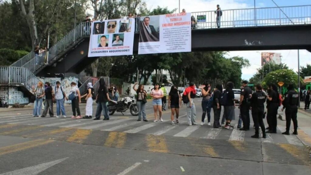 La protesta en la Vocacional de la UdeG incluyó pintas y la colocación de una lona con señalamientos contra docentes.