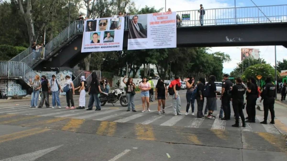 Protestan contra docentes señalados por acoso en Prepa Vocacional de la UdeG