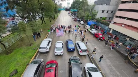 “Se me está muriendo”: manifestantes del IMSS abren paso a mujer que llevaba a su madre a urgencias