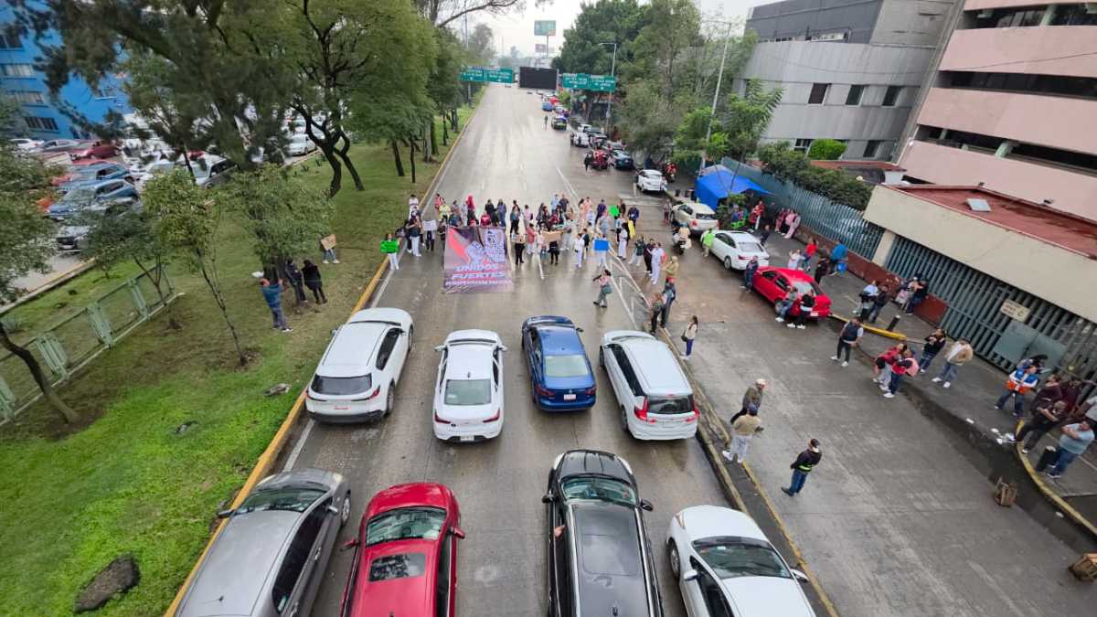 “Se me está muriendo”: manifestantes del IMSS abren paso a mujer que llevaba a su madre a urgencias