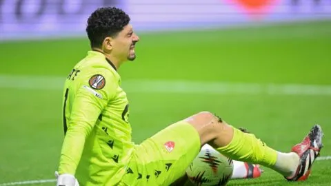 Portero del Estrella Roja queda inmóvil tras choque con rival; así se vivió el momento de angustia