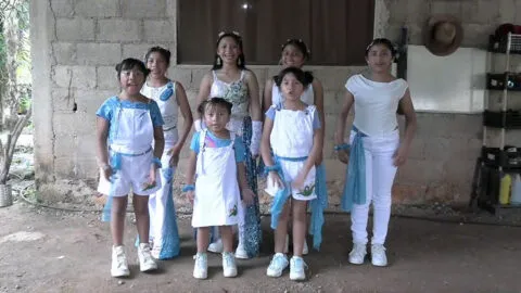 Niñas de Yucatán llevan la lengua maya al K-pop con sus canciones