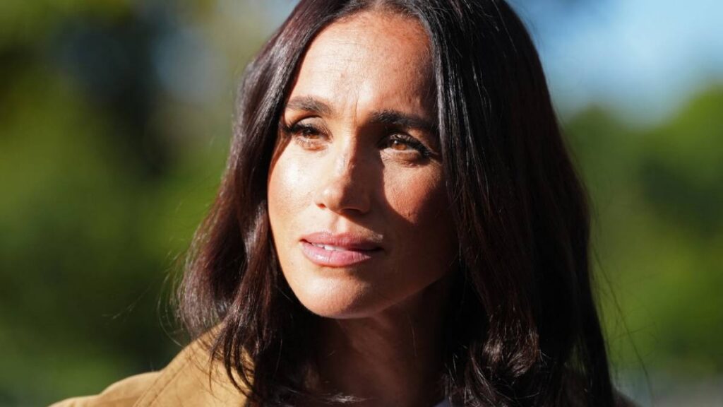Policía de Filipinas analiza una computadora encontrada en la antigua casa de Thomas Markle