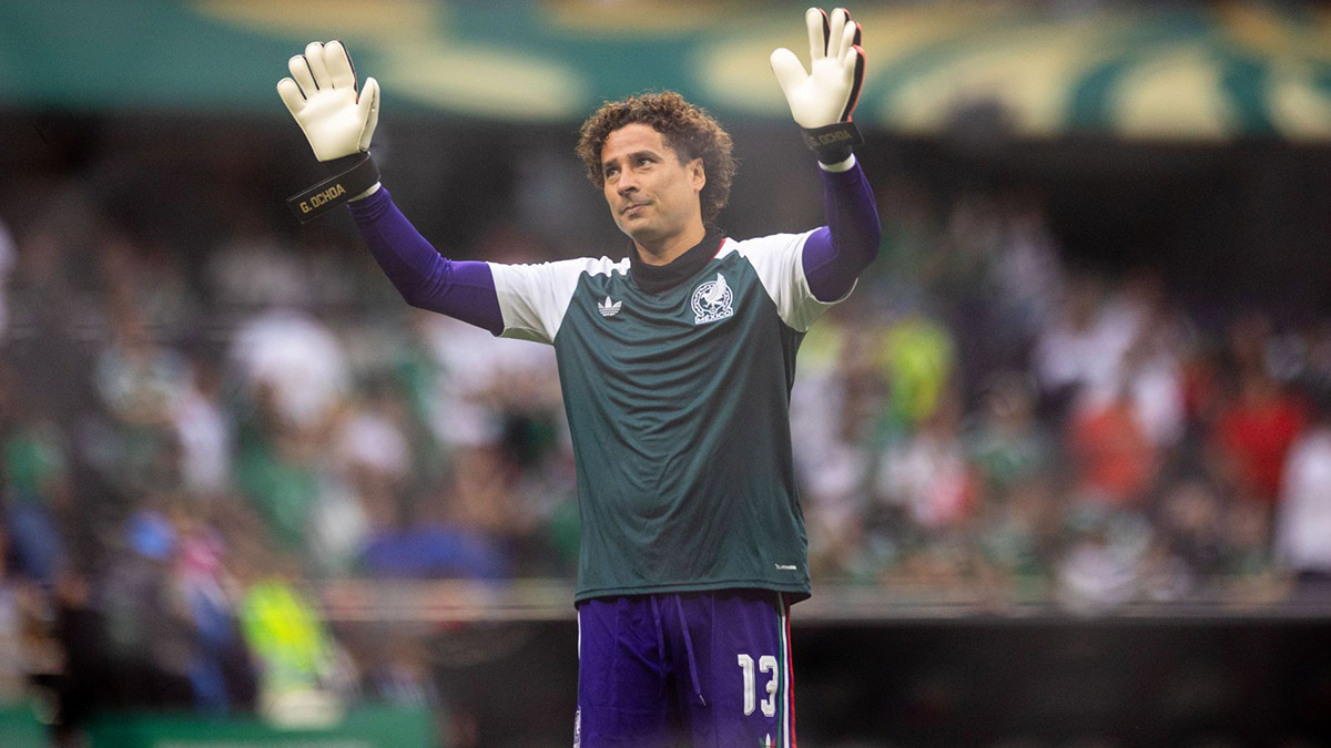 Memo Ochoa recibe emotivo homenaje con el Tri en Los Ángeles