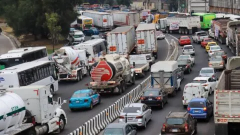 Pipa fuera de control embiste a 8 autos y 2 motos en la México-Pachuca rumbo a Indios Verdes