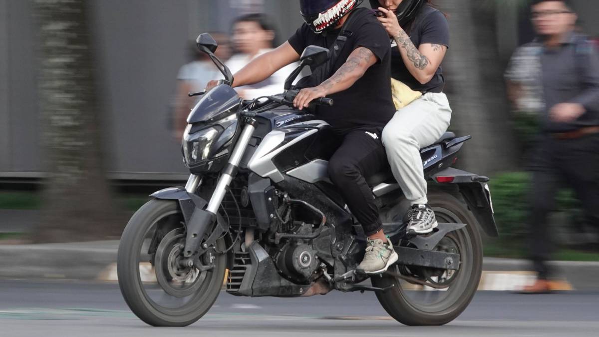 Motociclista acelera para no pagar caseta del Circuito Exterior Mexiquense, su acompañante cae y la abandona