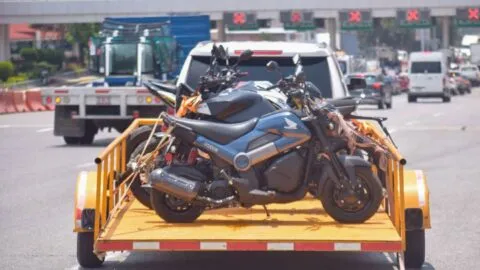 ¿Montachoques en moto? Video de mujer que acusa a conductor de provocar accidente genera debate en CDMX