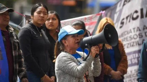 Bajo la lluvia, mujer de 70 años protesta frente al Palacio de Gobierno de Yucatán