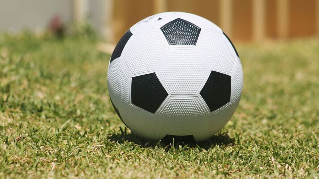 Nevada tiene 3 años y es tan bueno que la policía llegó a su juego de futbol