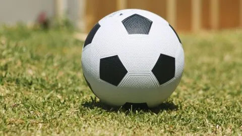 Padres llaman a la policía para sacar a niño de partido de futbol por "jugar demasiado bien": usuarios acusan racismo