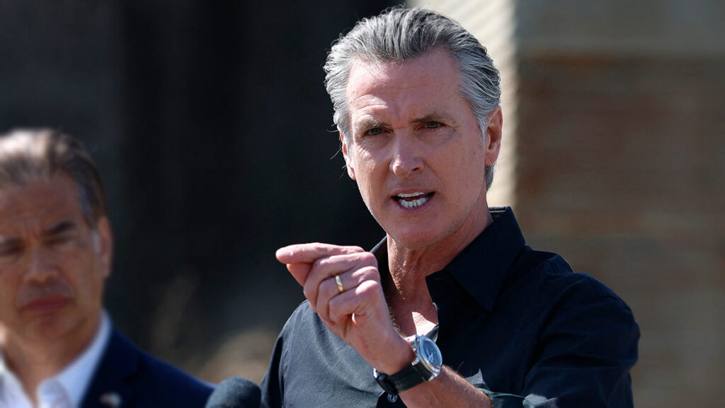 Newsom dando un discurso migratorio