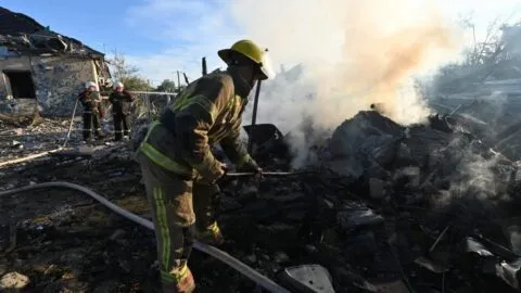 Nueva oleada de ataques rusos deja en Ucrania 8 muertos y casi 100 heridos en 24 horas