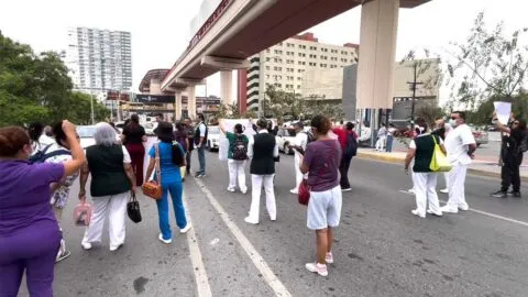 Enfermeras del IMSS temen recetar ante falta de médicos; siguen bloqueos en Nuevo León